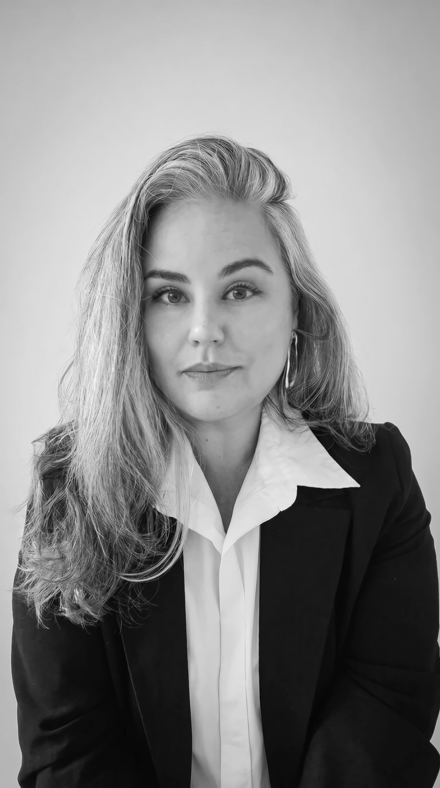 Retrato em preto e branco de Luciana Angelo